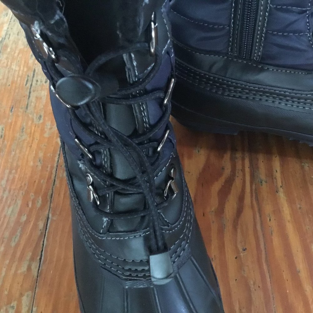 Lands End girls winter boots in navy and black